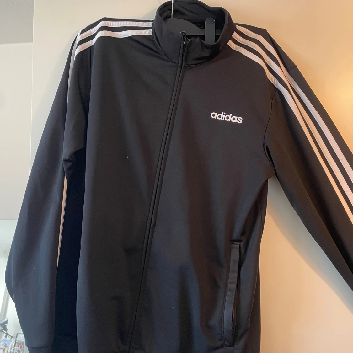 Svart Adidas ziptröja med vita ränder - 1
