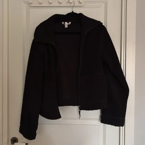 Svart teddyjacka i XS från H&M - En svart teddyjacka från H&M. Den är bra skick, använt den max 2 gånger. Säljer den då den inte kommer till användning