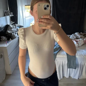  Zara - Supersöt vit ribbad body från Zara med korta ärmar och volangdetaljer på axlarna. 🫶🏻