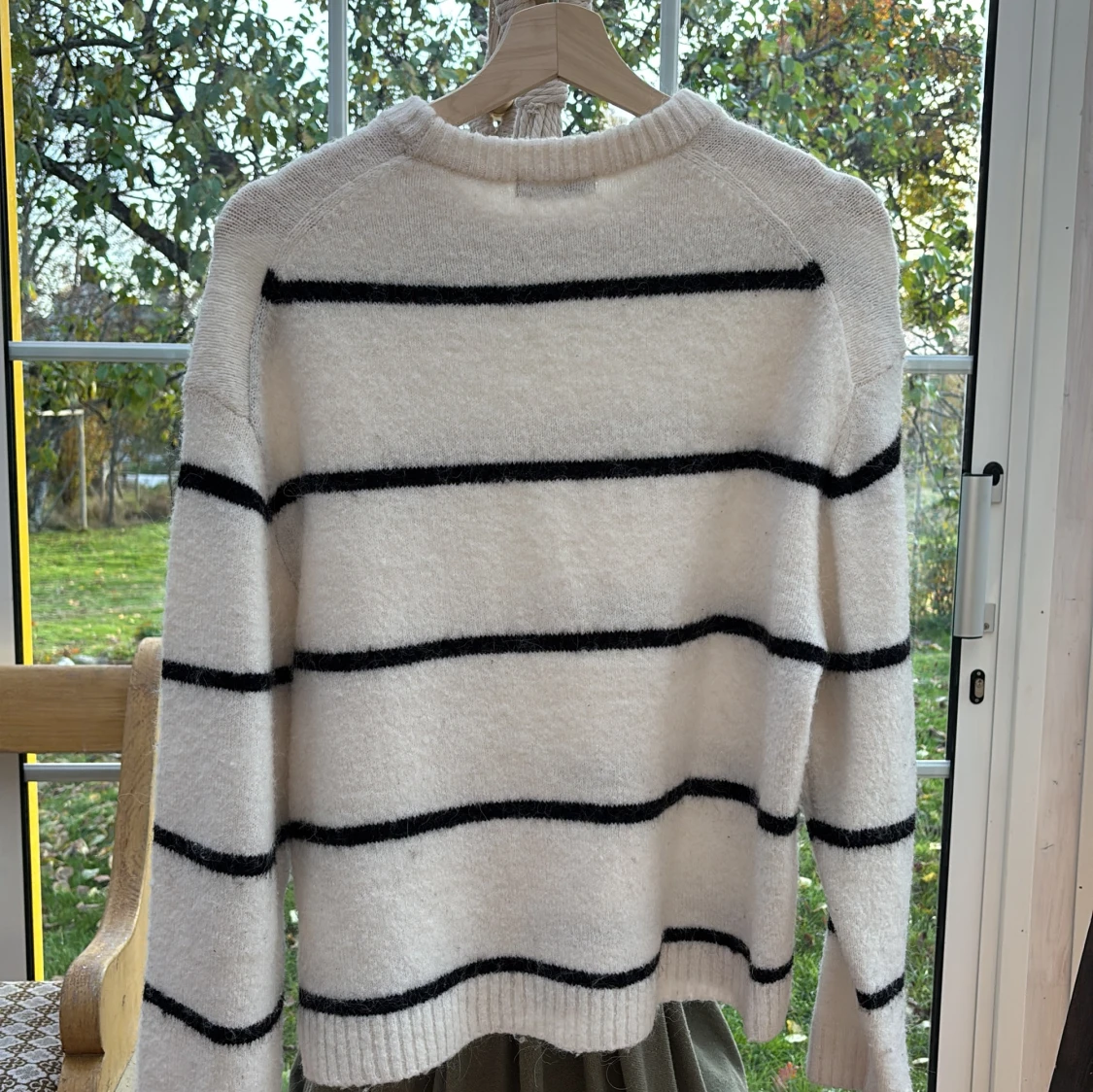 Vit stickad randig tröja - 1