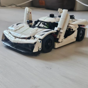 Lego bil ihop bygg - Lego bil ihop byggd. Orginalpris är 720kr. Bilen är 27cm lång och 11cm bred och är perfekt för prydnad!