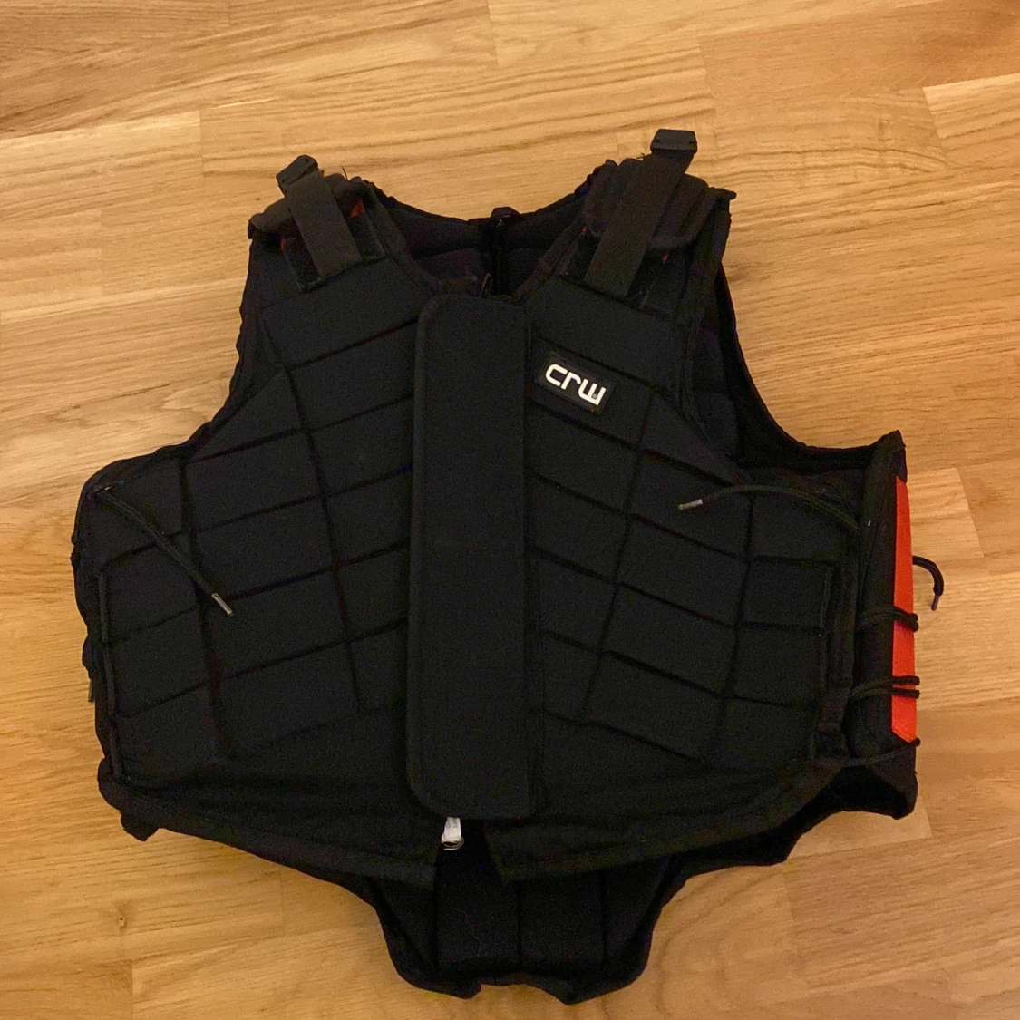 Svart skyddsväst från CRW