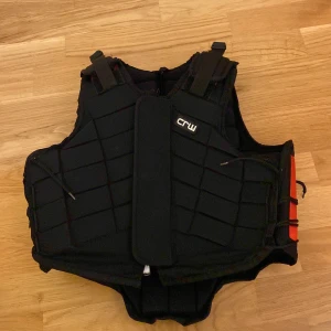 Svart skyddsväst från CRW - Går att justera vid sidorna samt vid nyckelbenen. Mycket fint skick! CRW, storlek 12. CE märkt💓💓