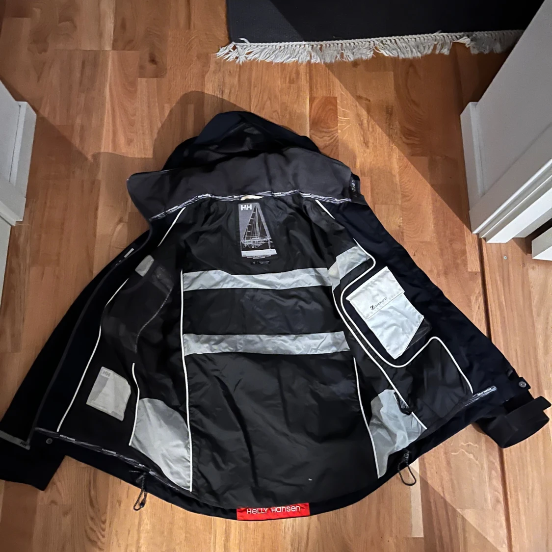 Svart Helly Hansen vindjacka med huva - 1