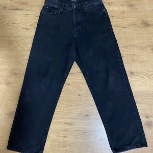 Baggy jeans i svart  - Knappt använda. Köpta för 600kr