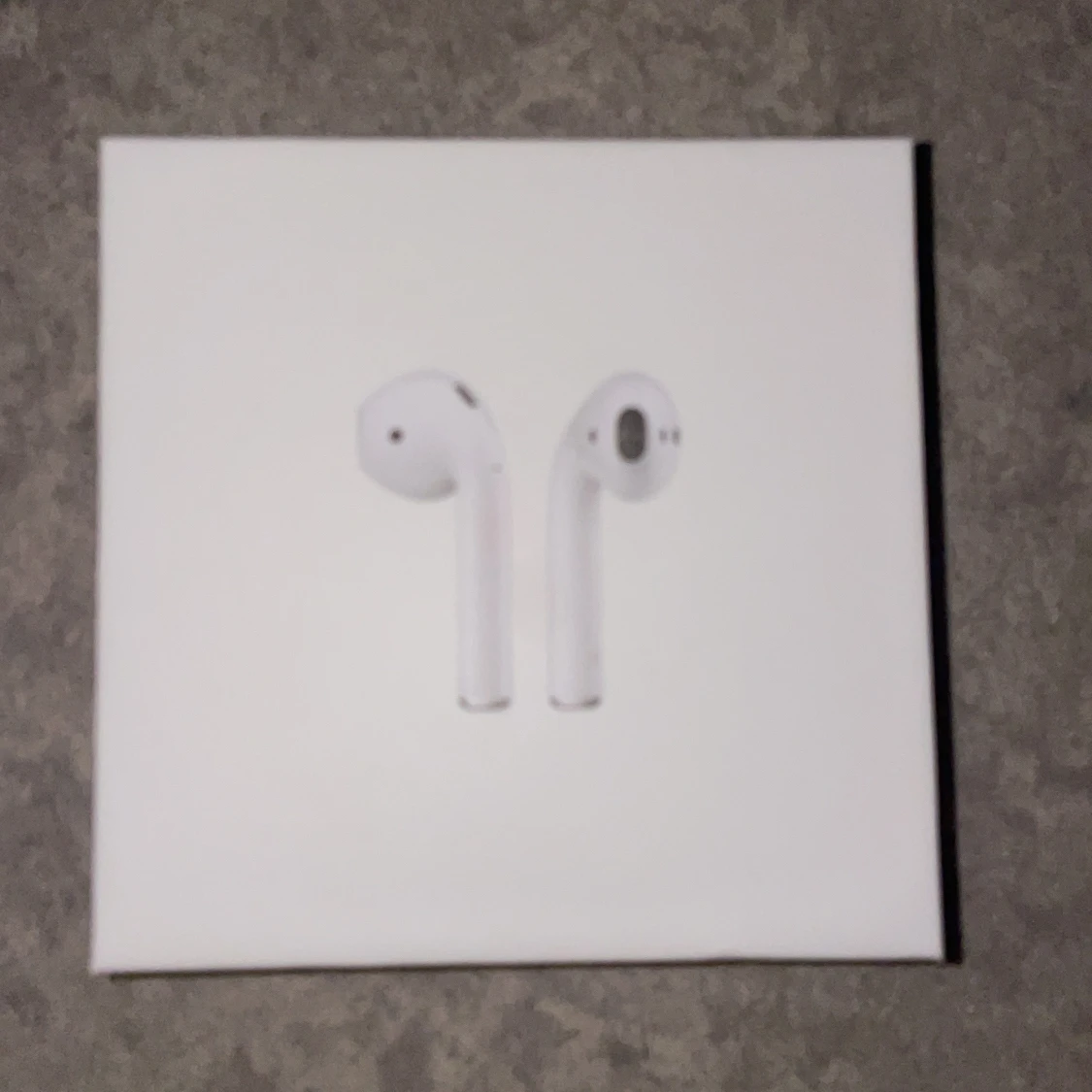 Apple AirPods med trådlöst laddningsetui
