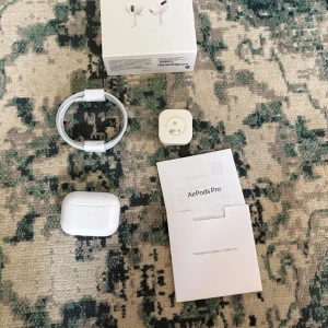 AirPods Pro (1:st generation) - Apple AirPods Pro (1st gen) med MagSafe-laddningsetui, komplett med originalkartong, laddkabel, strömadapter och manual. Mycket fint skick, inga synliga repor eller skador. Aktiv brusreducering och transparensläge för bästa ljudupplevelse. 1:1 skriv om fler bilder