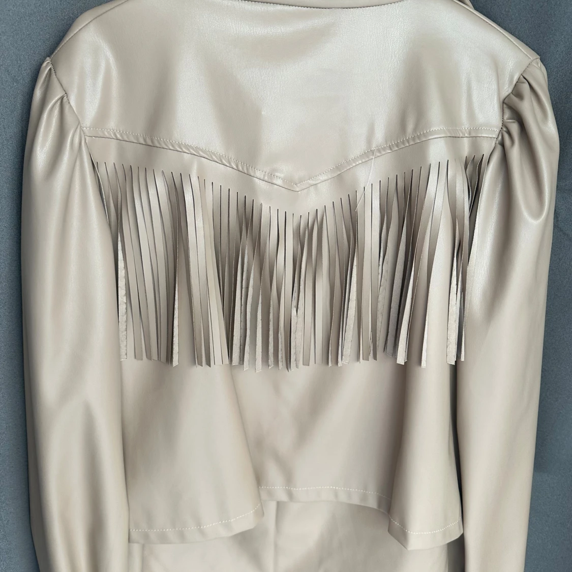 Beige skinnjacka med fransar från H&M - 1