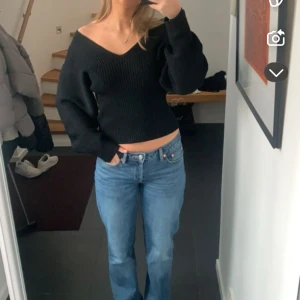 Svart tröja - Jätte snygg svart tröja med stora armar! Säljer pga den andvönda inte längre