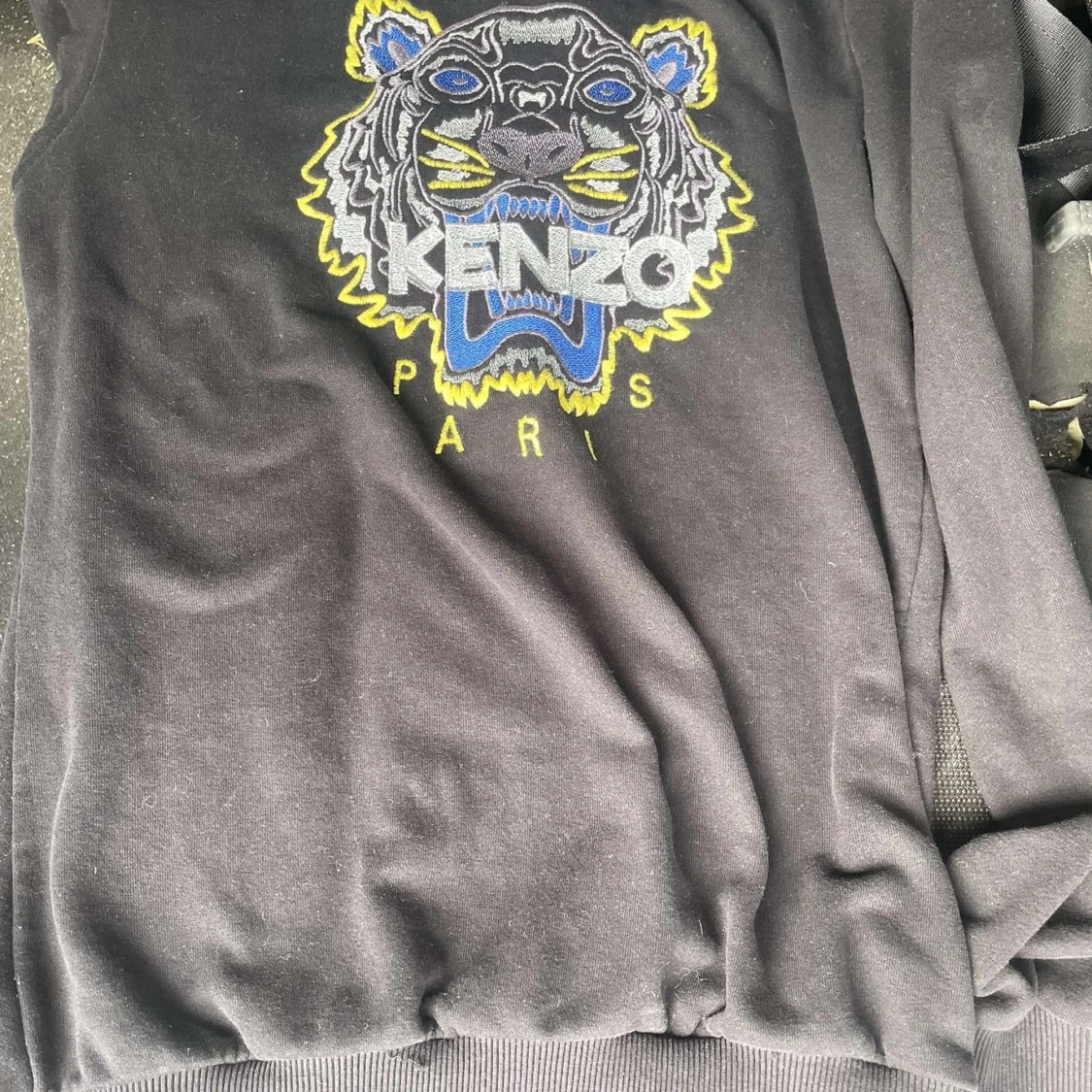 Svart Kenzo sweatshirt med tigerbrodyr