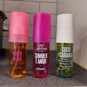 Sol de Janeiro Mist Set - Ett set med tre olika doftmister från Sol de Janeiro. Innehåller dofterna: When in Rio, Summer E Amor och Coco Cabana. Alla är Limited Editions och finns inte längre att köpa! Alla är i 90ml. Se bilderna för hur mycket som är kvar i varje flaska. Inte så mycket använda, finns mycket kvar i alla. Just nu är det fri frakt, passa på!! 💕💖