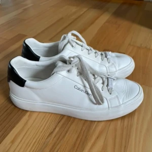 Calvin Klein skor  - Jätte snygga vita sneakers från Calvin Klein. Använts några få gånger men väldigt fint skick. Säljer då de inte kommer till användning längre.