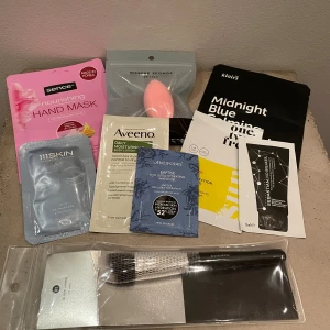 Beautyblender, borste och masker - Säljer en svart sminkborste med silverdetaljer och en rosa beautyblender. Perfekt för att applicera foundation, concealer eller puder. Borsten har täta, mjuka strån och beautyblendern är äggformad för enkel blending. Passar både nybörjare och proffs. Kit med blandade masker.