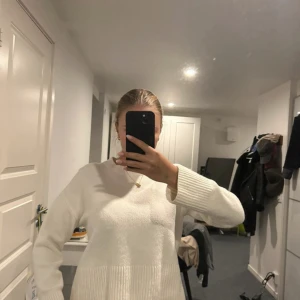 Vit stickad tröja med ribbade detaljer - Säljer en vit stickad tröja från &other stories med breda ribbade muddar vid ärmslut och nederkant. Storlek Xs och super bra skick!!❤️
