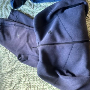 Nike tech fleece tracksuit  - Mörkblå Nike tech tracksuit i använt skick