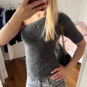 Grå offshoulder/oneshoulder topp från Zara - 10/10 skick!.
