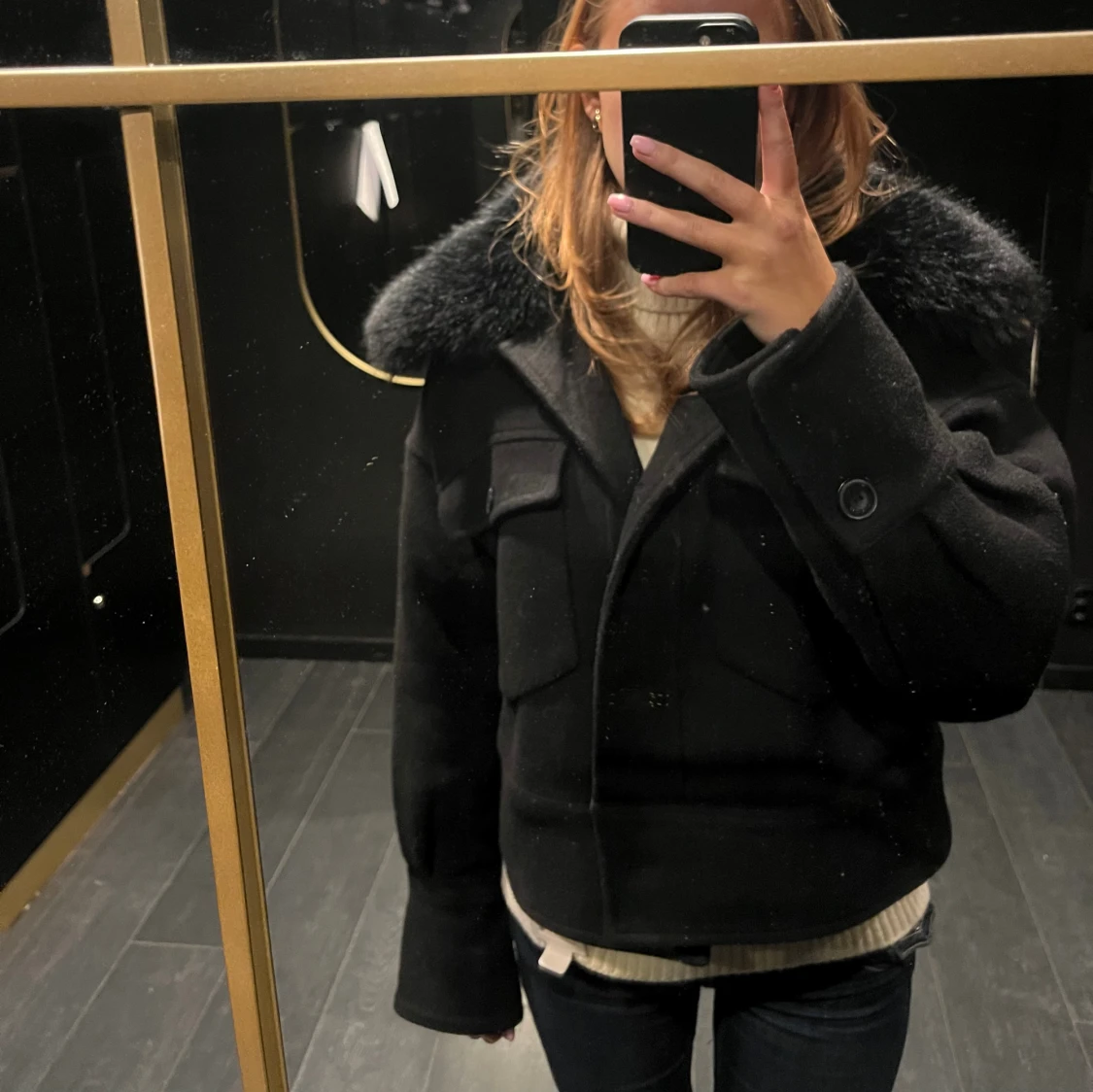 Svart kort jacka med pälsig krage