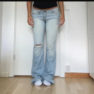 Lågmidjade jeans  - Säljer dessa fina och unika jeans från A&F. Midjemått tvärt över är cirka 41 cm och innerbenslängd 89 cm så väldigt långa. 🫶🏻