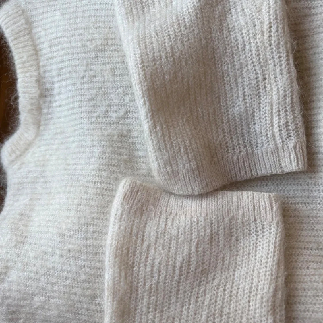 Vit fluffig stickad tröja  - 3