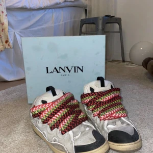 Lanvin Curbs - Riktigt snygga Lanvin Curbs i bra skick! Skorna är i storlek 44 och gjorda i Italien. Box kommer med samt ett tvätt-kit! Tveka inte på att höra av er om ni har några frågor eller funderingar!