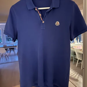 Moncler Piké - Tja säljer en pike från moncler. Såklart äkta. Pris är ej hugget i Sten. Har bilder på QR koden kom privat för bild 