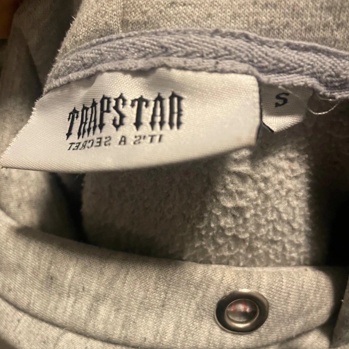 Trapstar hoodie i svart och grå - 2