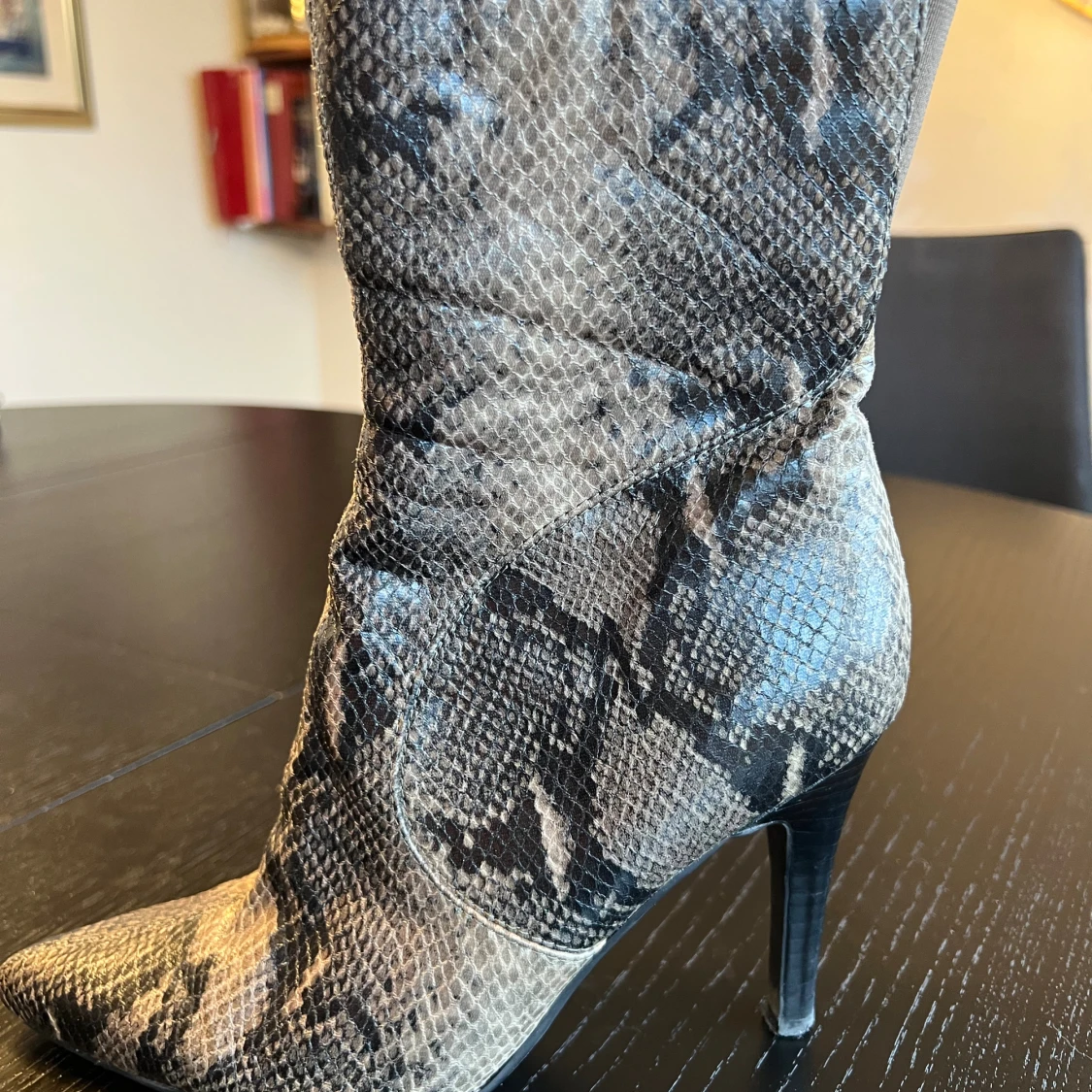Nine West boots med ormskinnsmönster och klack - 4