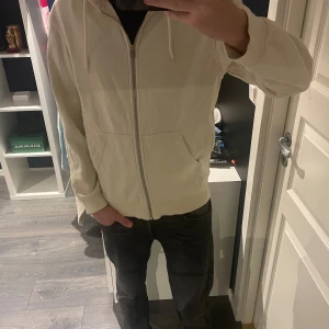 Beige hoodie med dragkedja från Weekday - Jag säljer en beige hoodie från weekday. Den är lite oversised men sitter ändå väldigt bra. Storlek S och den är nästan oanvänd