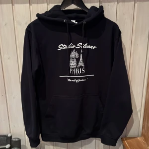Studio Silvano hoodie S - Size s fits 175-183cm då den är rätt lång! Helt nya! One of one(de finns bara 1 exemplar) fast pris! 