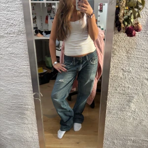 Vintage baggy levi’s jeans  - Säljer ett par vintage blå Levi's jeans med låg midja och baggy passform. Jag har aldrig använt dem. Jeansen har slitna designer. Dem är något långa för mig (158cm) men perfekta för en avslappnad och trendig look. Hör av er om ni har några fler frågor💞💞