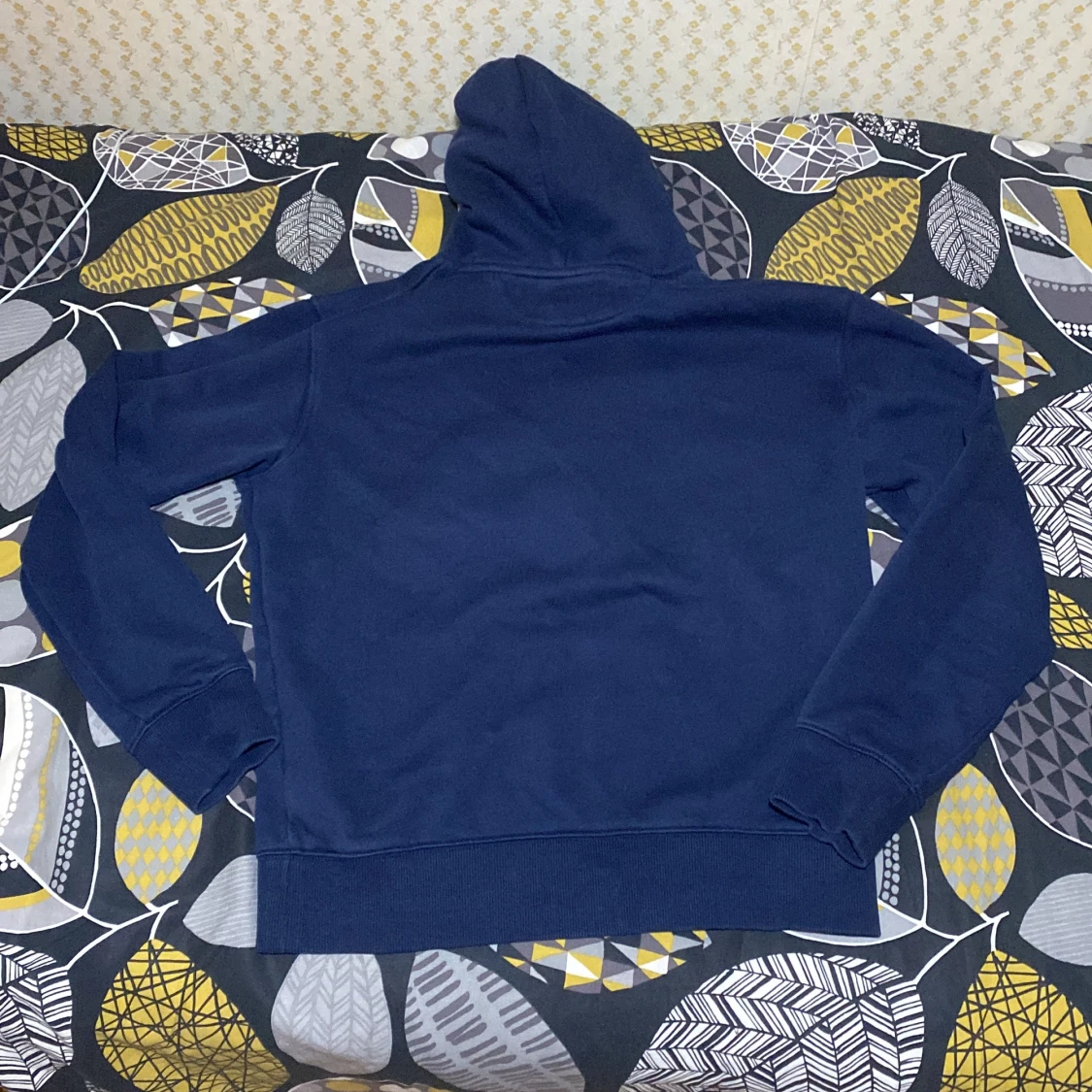 Marinblå hoodie från GANT med emblem - 1