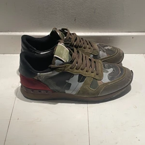 Valentino Rockrunner - Säljer ett par Valentino rockrunners(sicket 7/10)det är lite slitna vid ena sidan men alla summar är hela så dem är fortfarande väldigt fina.Men pågrund av att det är lite färg som har lossnat så säljer dem väldigt billigt.Alla nitar sitter kvar.hör av er om ni har några funderingar!