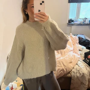 Stickad tröja  - Säljer en snygg stickad beige tröja perfekt nu till hösten! Strl S men passar även xs och m.