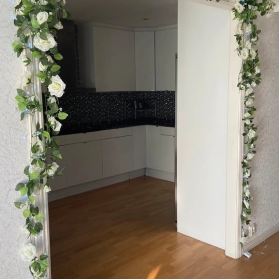 Ljusslinga med vita rosor