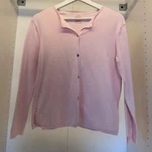 Ljusrosa kofta  - Supersöt ljusrosa kofta från Zara i mjuk kashmir. Klassisk rak modell med långa ärmar och knappar framtill. Perfekt att slänga över en topp för en chill och stilren look. Enkel och clean design som passar till allt.