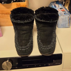 Mou skor  - Ett par väldigt fina mou skor i färgen svart. Har bara använts några gånger så är i väldigt fint skick. Inga defekter, och så är fodret inne som nytt. Skon har en upphöjd innersula ( orginal). Du kan se orginal bild på sista sidan.