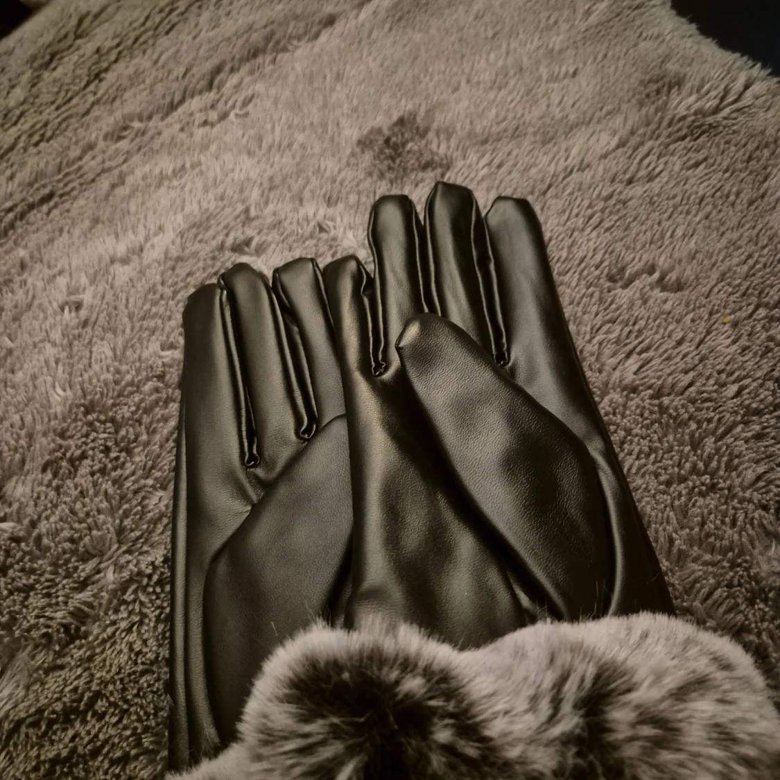 Svarta handskar med fuskpäls - 1