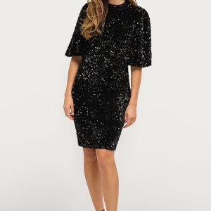 Fest klänning  - Super fin klänning perfekt inför fest. Endast använd en gång. Jag köpte den för 799 kr. Perfekt inför tex nyår eller jul. 