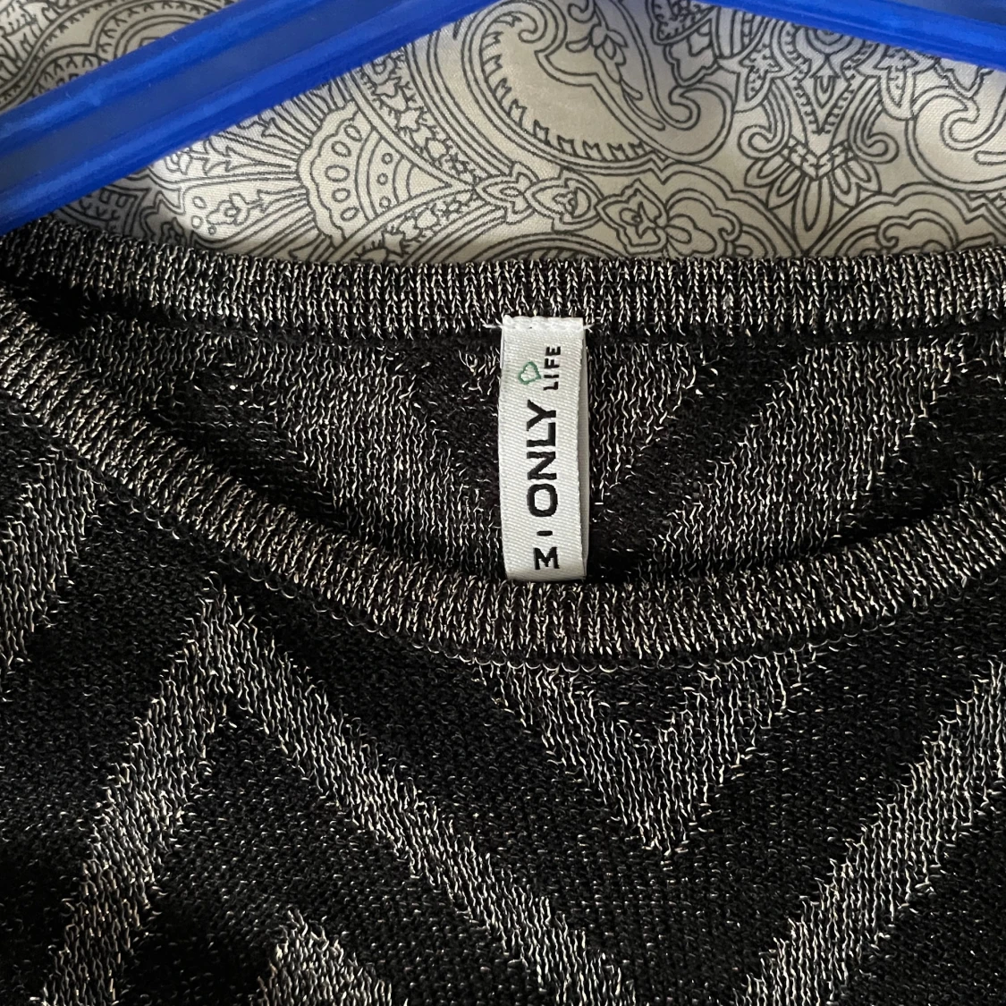 Stickad randig glittrande tröja från only - 1