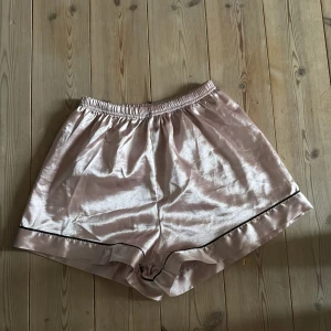 Ett par jättefina Ljusrosa pyjamas satinskjorts  - Knapp använda                                                        Skriv privat för fler bilder eller frågor💕