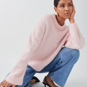 Rosa stickad tröja från Gina Tricot - Supermysig och fin, färgen är ljusare i verkligheten ( som på första bilden) ljuset blev konstigt och fick dem och se mörk ut🥰🥰