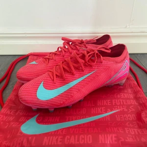 Nike Zoom Vapor 16 Ember Glow fotbollsskor - Säljer ett par Nike Zoom Vapor 16 fotbollsskor i färgen Ember Glow. Perfekta för dig som vill sticka ut på planen. Endast använda en träning.           Köpta för 3399kr❗️ 