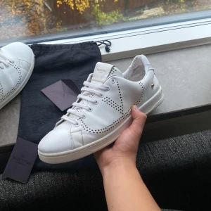Valentino Garvani sneakers - Tvär feta valentino garbanzo sneakers med en vit logga på sidan. Kommer med dust bag och kort och älthets kod hittar du i skorna som kan verifieras på Valentinos hemsida. Stl:43 skick: 8/10