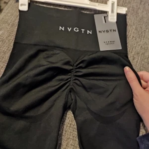 NVGTN 2.0 Contour Seamless Leggings XS - NVGTN 2.0 Contour Seamless Leggings. Storlek XS. Svarta. Contour med scrunch i rumpan. Slutsålda på hemsidan. Helt nya, oanvända med lapp kvar! Just nu är det fri frakt! Passa på 💕💖