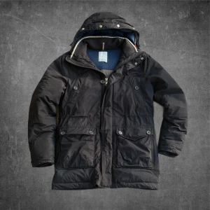 J.Lindeberg Jacka - Snygg vinterjacka från J.Lindeberg. Knapp fattas men enkelt att sätta tillbaka. Nypris: 3000kr | Storlek: S