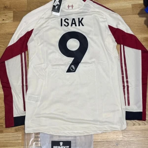 Liverpool borta 25/26 #Isak 9 Player Edition - Hej säljer en helt ny Liverpool borta 25/26 långärmade tröja som har namn #Isak 9 på back. Den är player edition alltså kvalitet på denna är next level . TVEKA INTE ATT SKICKA EN BUD