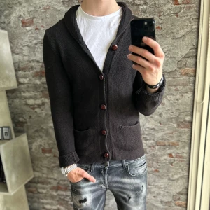 Stickad Cardigan  - Mycket fint skick, inga defekter. Storlek S passar dig som är mellan 175-185cm ungefär. Nypris ca 1000kr. Modellen är 185 cm, 79 kg. Passar bra nu till vintern. Skriv för mer information!🤝