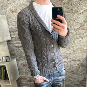 Stickad kofta - Mycket fint skick, inga defekter. Storlek S passar dig som är mellan 175-185cm ungefär. Nypris ca 1000kr. Modellen är 185 cm, 79 kg. Passar bra nu till vintern. Skriv för mer information!🤝