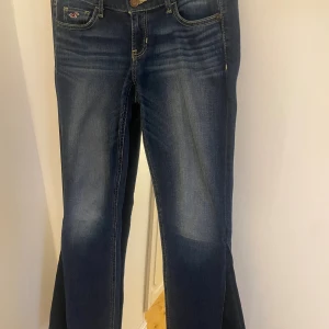 Hollister jeans - Hollister jeans med sjukt snygg tvätt!! Midjemått 37cm Innerbensmått 73cm Pris kan diskuteras vid snabb affär  Skriv om du har frågor🥹🥹💕