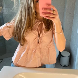 Rosa knytblus - Blus med knyte i fram! Lite skrynklig på bilden men helt perfekt när den är strykt💕